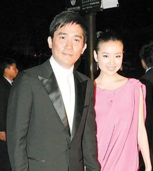 董洁新恋情疑似曝光,当众与男子密切打仗,感情冲动依稀看出泪痕