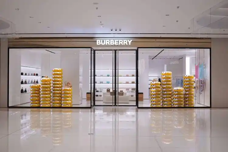 了长队,首月业绩破千万元;6月10日,burberry精品店在南昌武商mall开业