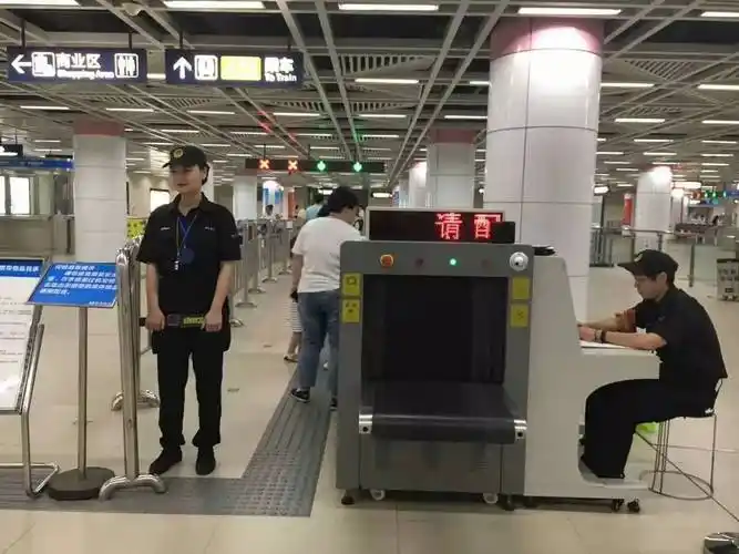 坐地铁一分安检,十分平安