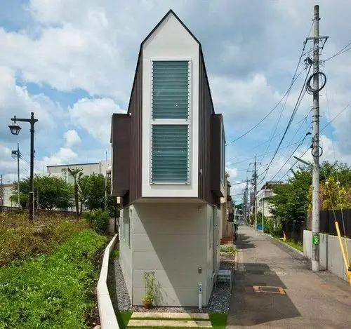 根据三角形的地形特点,建筑师将建筑的一角也设计成了跟随基地的锐角