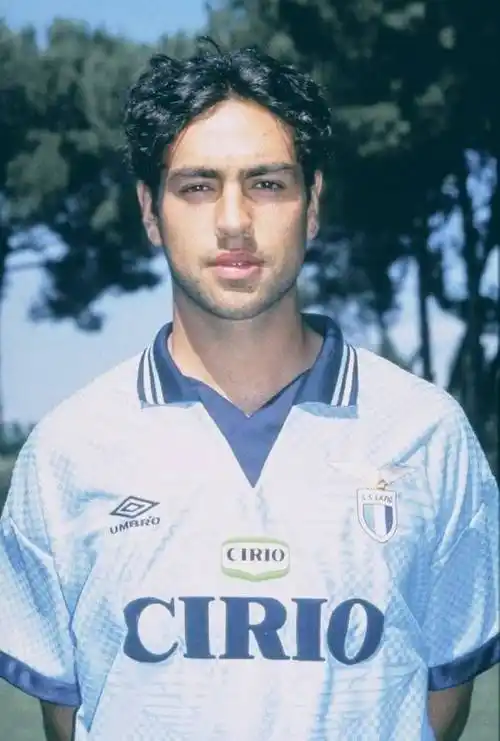 内斯塔铲伤队内王牌竟遭这般对待21岁成队长永载蓝鹰史册拉齐奥