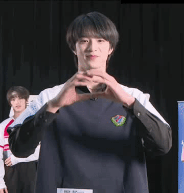 有粉丝非常用心地截出来少年们比心的动图,恭喜爆米花们收获表情包七