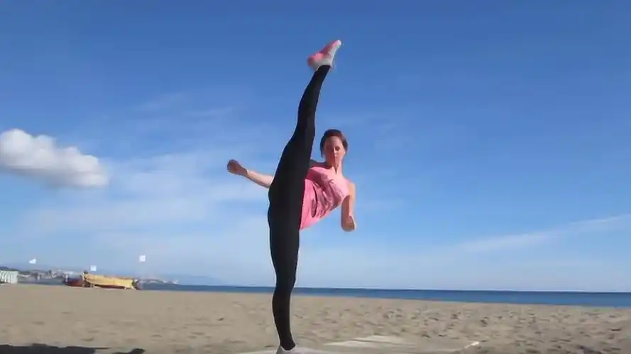 女子1分钟踢腿212次,轻松打破世界纪录,姿势却让人不忍直视