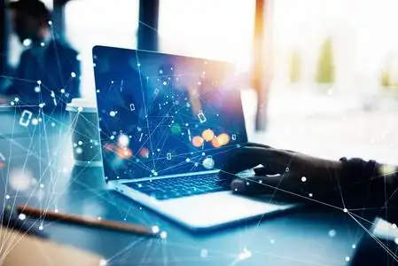 商人在办公室工作与笔记本电脑与互联网的影响.