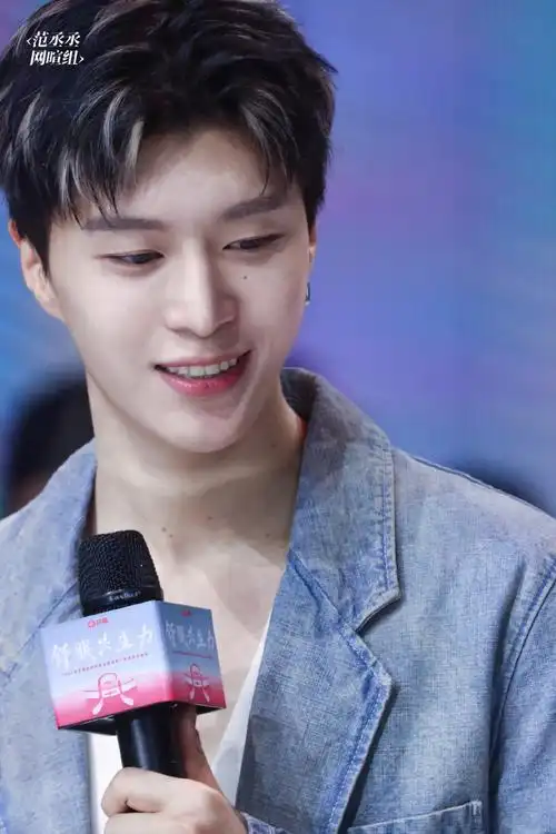 26芬腾品牌升级会今天见到可爱又帅气的代言人啦@范丞丞adam0616