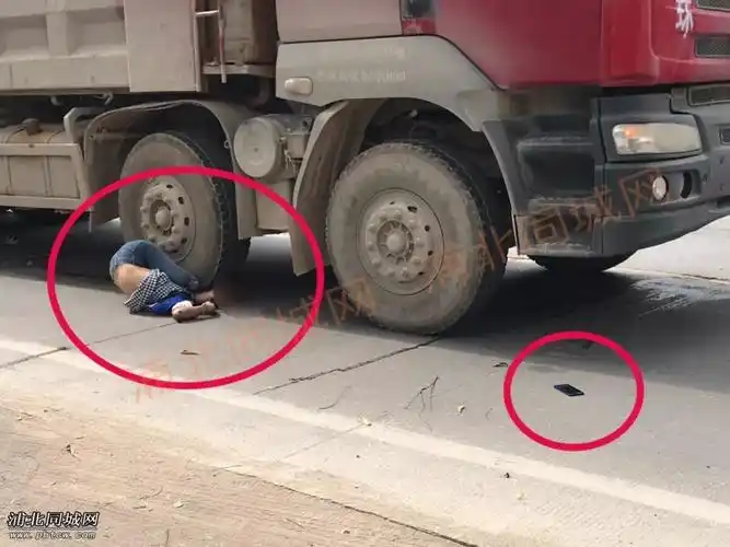 惨烈浦北一女子被大货车压爆头死亡事发科三路段