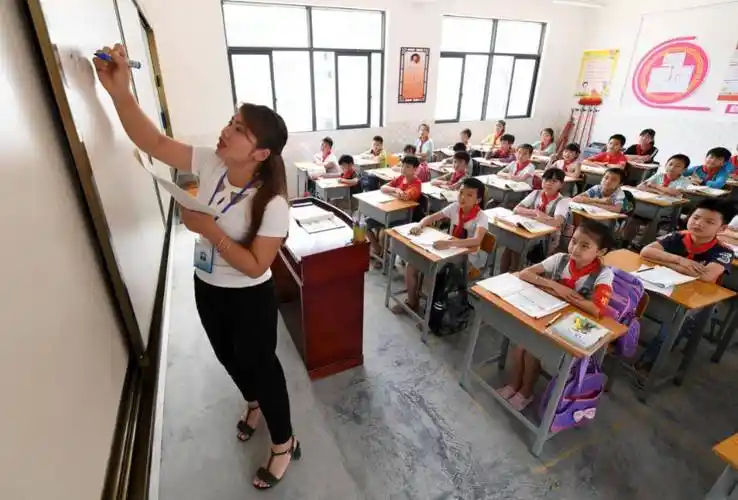 美女教师穿jk制服上课,引起家长们不满,评论区网友各抒己见_教育_影响