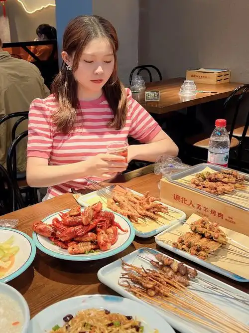 到了夏天吃烤肉喝啤酒真的很快乐!