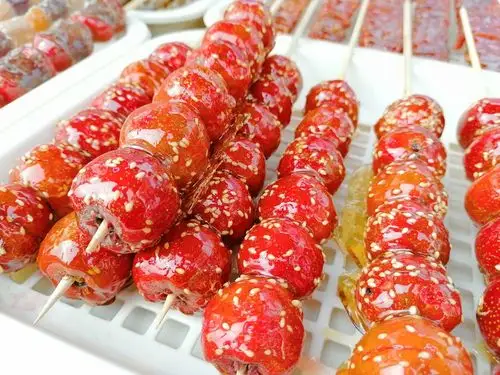 还有冰糖葫芦,棒棒鸡,糖炒栗子,样样都不少