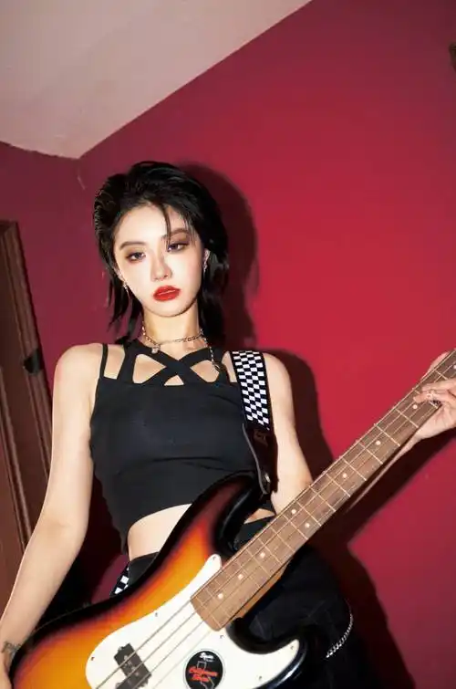 喻言摇滚乐队女主唱的味儿有了喻言斜背贝斯的暗黑天使造型写真