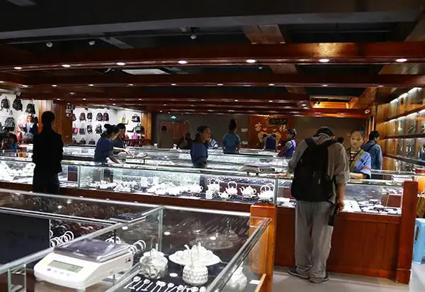 走进苗妹银饰:旅游景区里的民族文创工厂