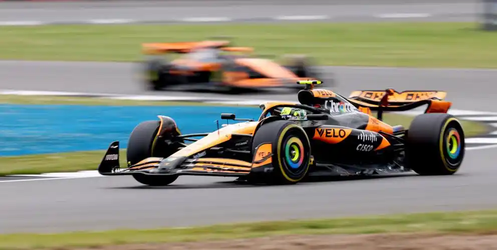 7月7日,迈凯伦车队英国车手诺里斯(前)驾驶赛车在比赛中.