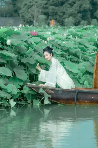 古风荷花少女汉服