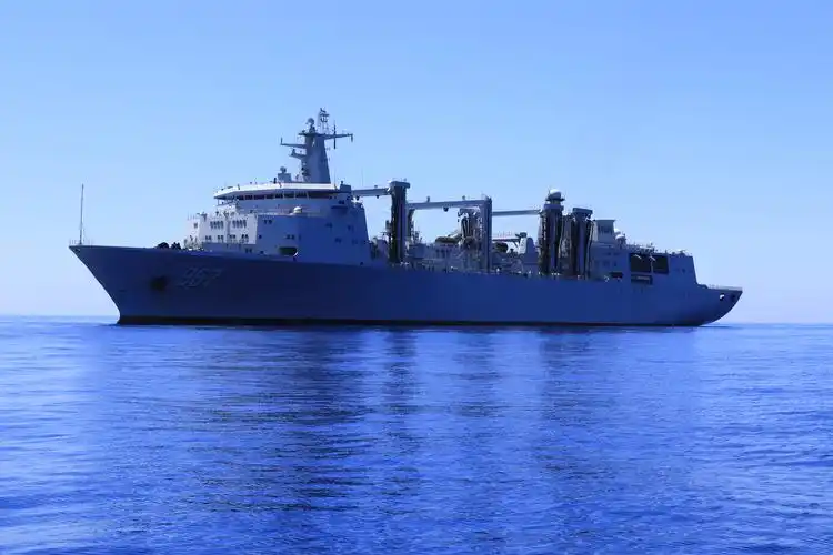 "随着舰长一声令下,查干湖舰高速向目标海域机动.