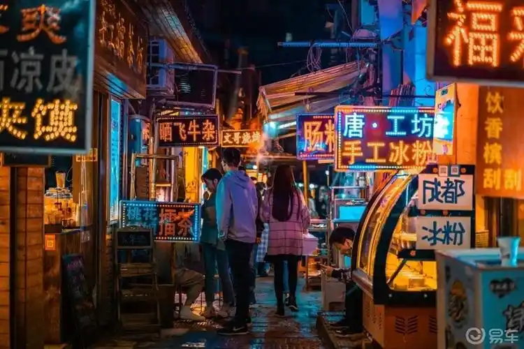 坡子街和太平老街这两条街一条商业繁华一条代表了人间烟火气各有特色