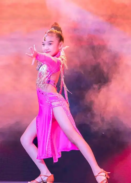 两个小女孩的舞蹈,让评委和观众赞不绝口_高清图集_新浪网