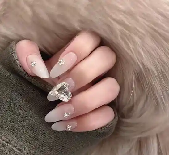 白色指甲款式图片