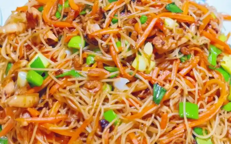 鱿鱼虾米炒米粉,湛江逢年过节必吃菜品,既喷香爽口,又保留了海鲜特有