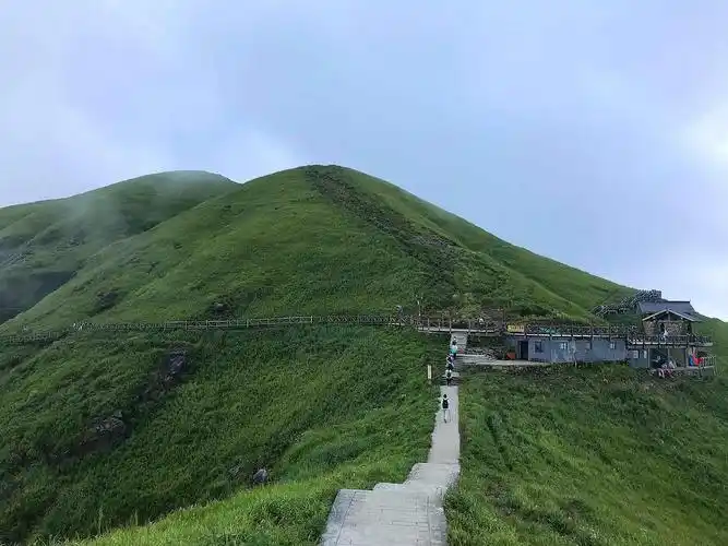 马上进入已开发的武功山景区了!