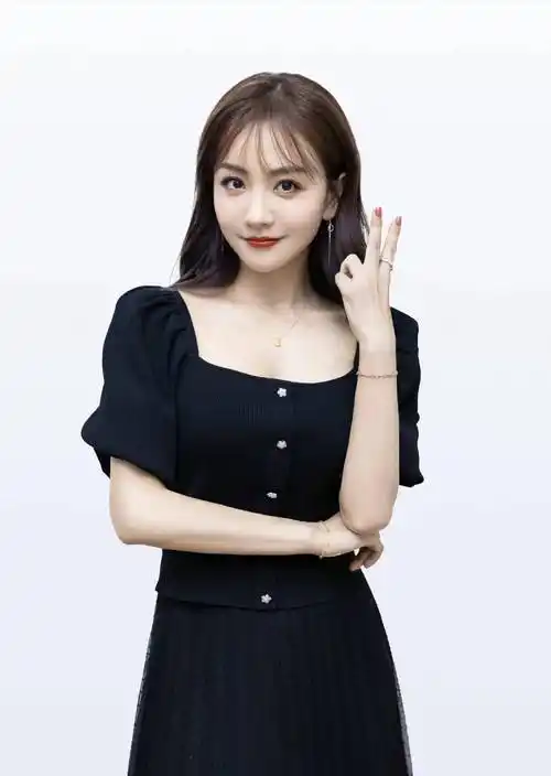 女星杨蓉时尚写真:靓丽姣美,五官端正