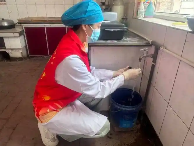 高台县农村人饮工程管理站党支部开展"进村入户访民意 供水服务解民忧