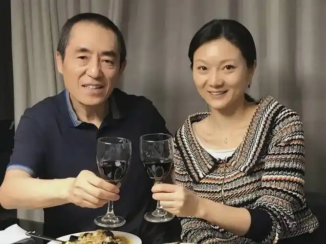 除了对家庭的照顾,张艺谋对妻子陈婷也是十分的体贴与宠爱.