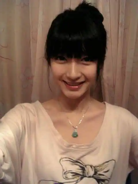 江疏影割双眼皮前图片曝光,齐刘海土气造型照样很漂亮!