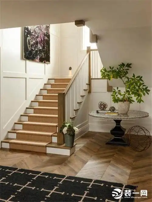 楼梯下面怎样装饰可以进行空间利用 绍兴装修网讲9招?