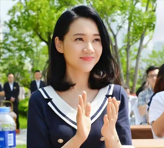 美女主持人,嫁给神秘老公生下三个孩子,50岁宛如少女_周群_电台_节目