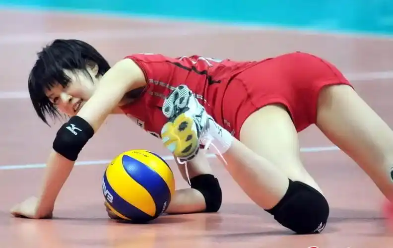 三大球运动中为什么只有女排穿紧身短裤看完恍然大悟
