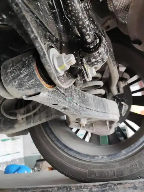 长安欧尚x7-大家底盘有这种锈痕嘛?