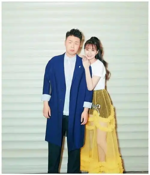 2011年初,杜海涛在节目中首次公开了正在新加坡留学的圈外女友李若曦