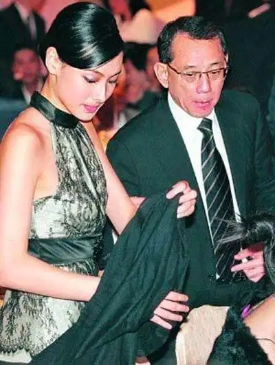 还曝出玉女花旦与杨受成发生躺大腿喂蛋糕一幕