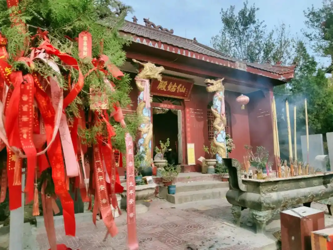 平邑仙姑山人海茫茫#愿所求皆所愿05 #烧香祈福 #灵通山似 - 抖音