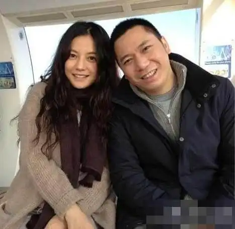 赵薇与老公甜蜜秀爱