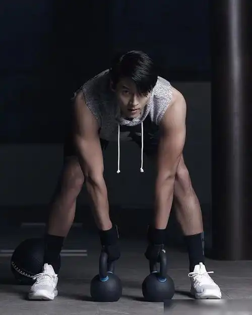 玄彬《gq korea》运动风画报,凸显肌肉线条,满满的男性荷尔蒙