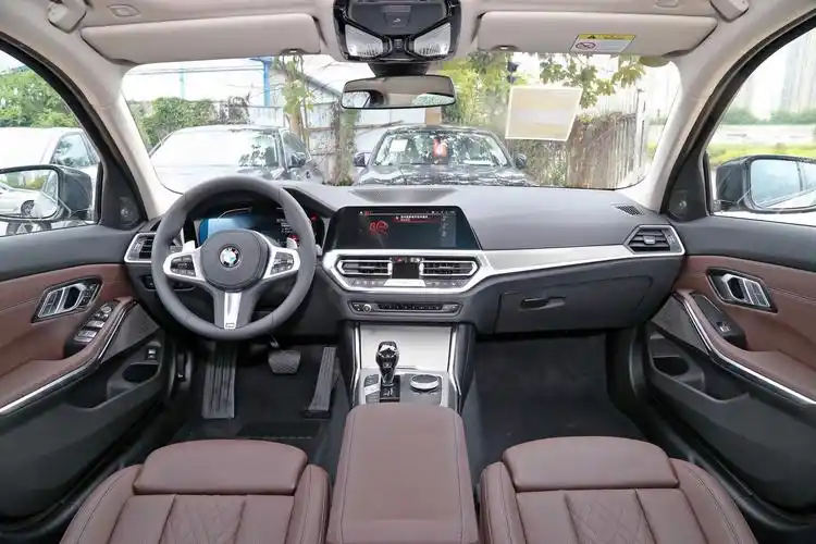 2022款 宝马3系 325li m运动曜夜套装内饰