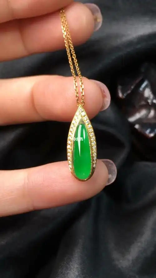 18k简单镶嵌的一枚翡翠水滴吊坠