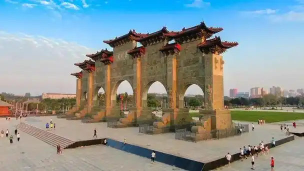 9月17日至18日,河南省上蔡县蔡明园公园迎来城乡居民赏秋潮,人们纷纷