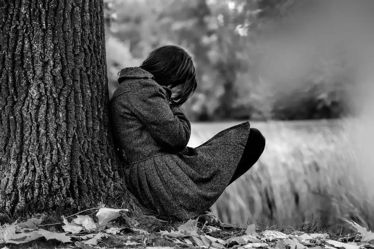 自闭症儿童伤心抑郁难过png素材世界自闭症日大街上哭的伤心女人女人