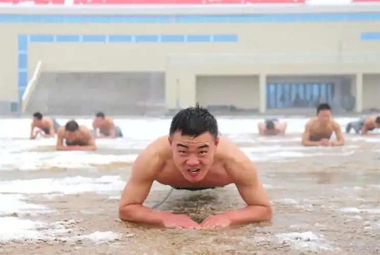 数九寒冬赤膊上阵兵哥哥和风雪融为一体2