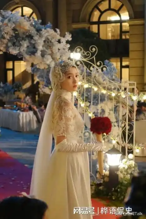关晓彤晒左双桃民国婚纱照评论区被鹿晗霸屏催促赶紧开花结果
