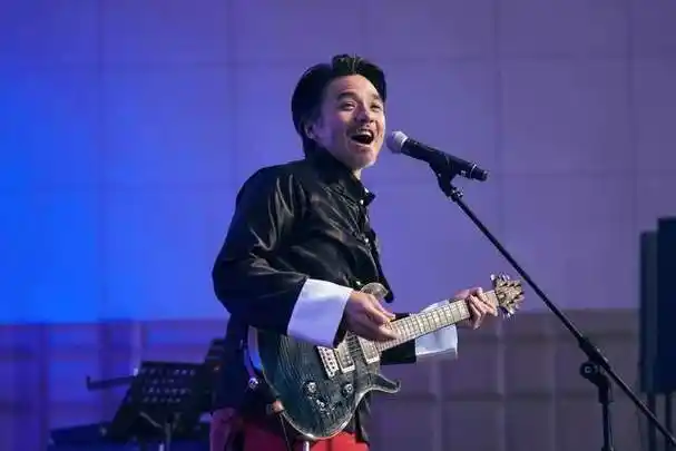 冯德伦还准备了蛋糕,上面站立着她和舒淇拍结婚照时候的模型,一旁还有