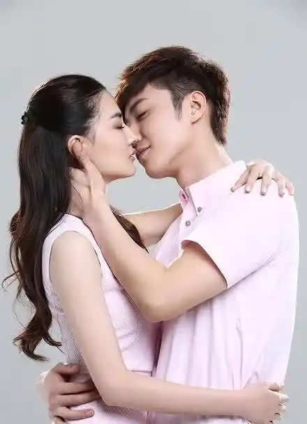 《我们结婚吧》乔任梁徐路假戏真做-亲密小动作道出实情