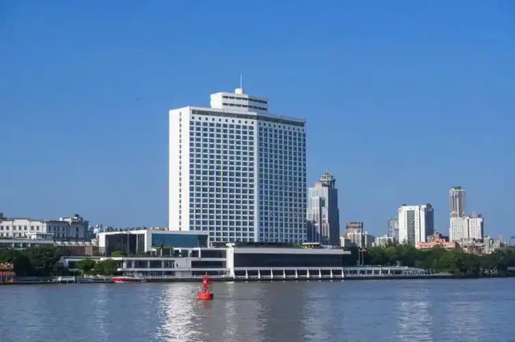 趁着人少逛广州沙面-5a级景区,与中国首批五星级酒店之一的白天鹅宾馆