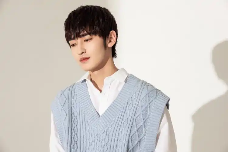 吴崇轩短发造型清爽帅气阳光大男孩步履不停