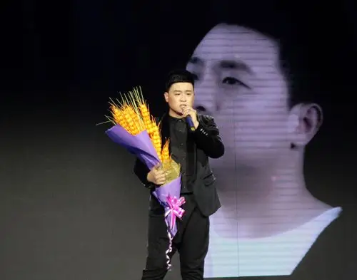 以一首《一个人的寂寞两个人的错》火遍大江南北的实力派歌手贺一航携