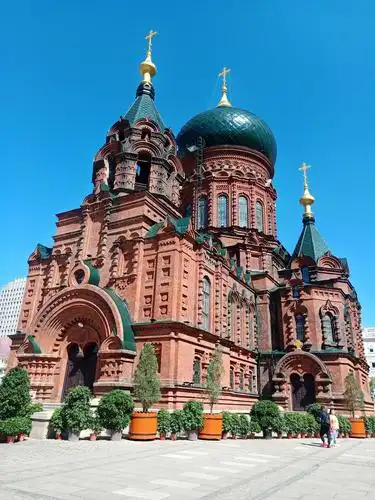 虽然不是很大,但是建筑却很有特点,是拜占庭式风格,这是一座东正教