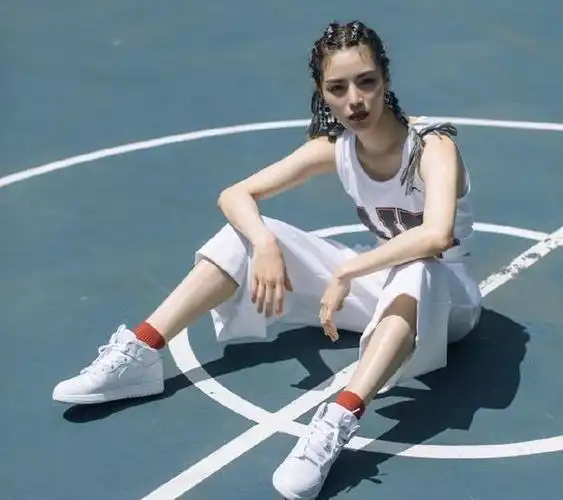 钟楚曦成为aj首位亚洲合作女艺人炫酷十足高级脸就是不一样