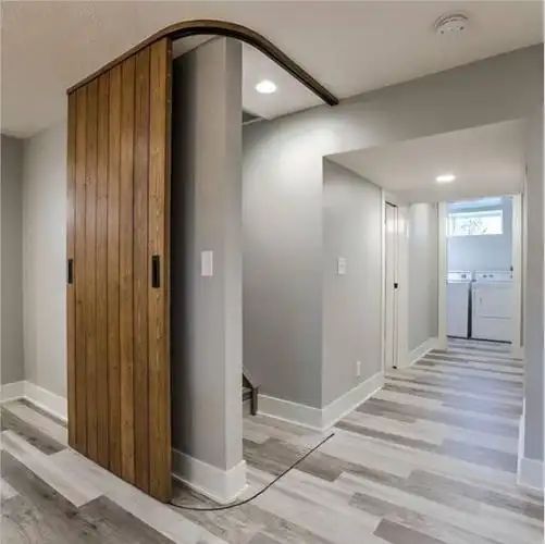 后楼梯门(楼梯处装的弧形轨道门,很多朋友来我家都要夸一夸!